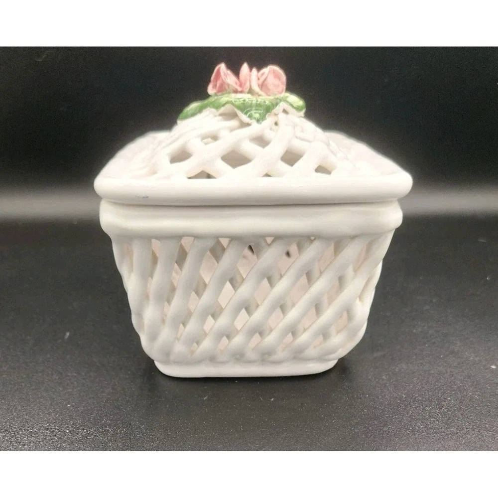 VIntage Savoir Vivre porcelain open-weave rectangular‎ lidded box Lattice Design